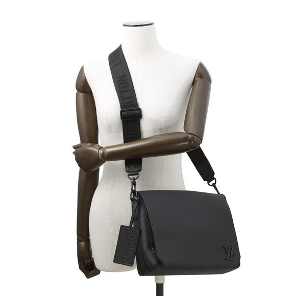 LOUIS VUITTON takeoff messenger Grain Leather Noir - Picture 1 of 16